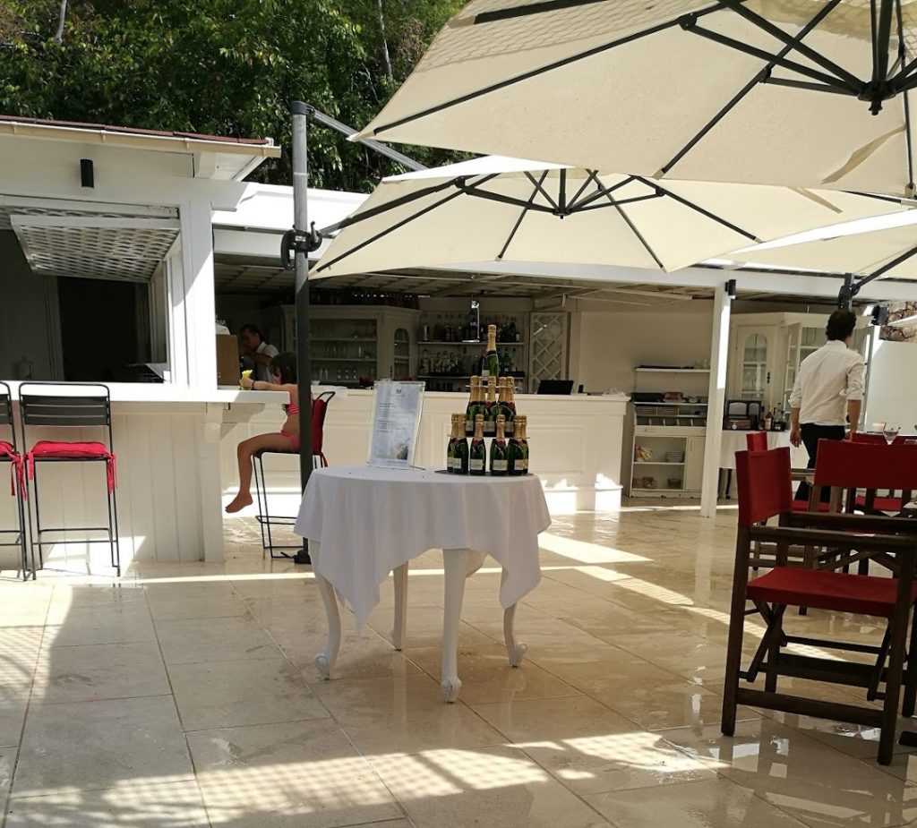 Chateau la tour Pool Bar