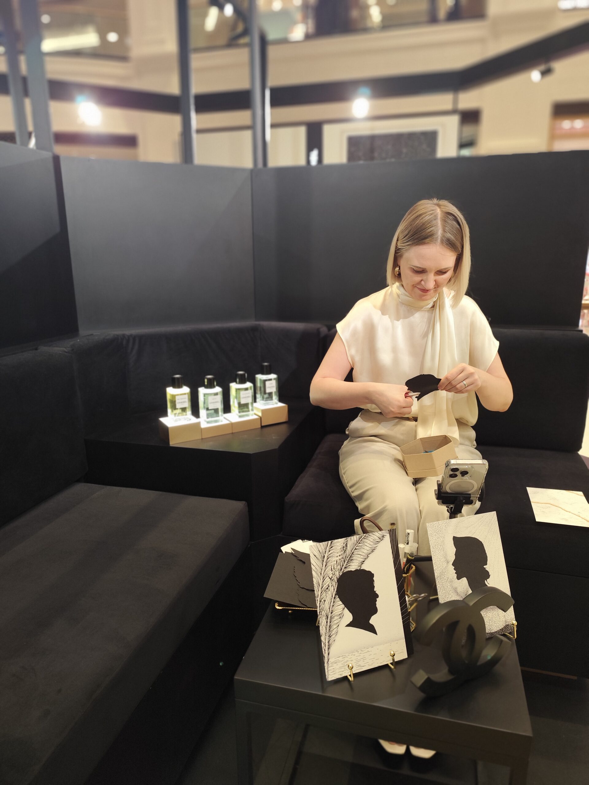 Diana Art creating live silhouette portraits during the Chanel experience in Dubai